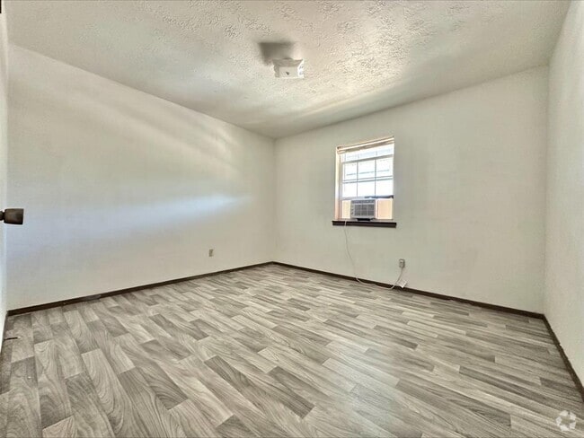Building Photo - 302 Calhoun Dr Unit 7 Rental