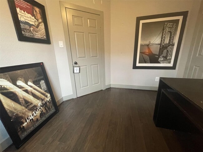 Building Photo - 9602 Top Gallant Ct