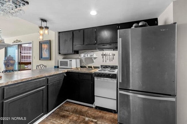 Photo - **Light-Filled Condo with Designer Finishes ? |