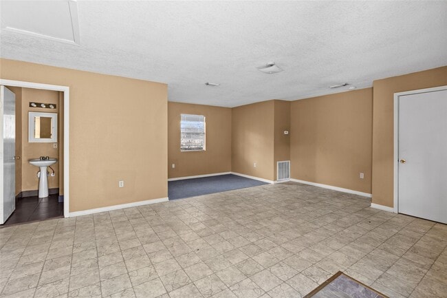 Photo - 2200 Peach Ave Unidad 4