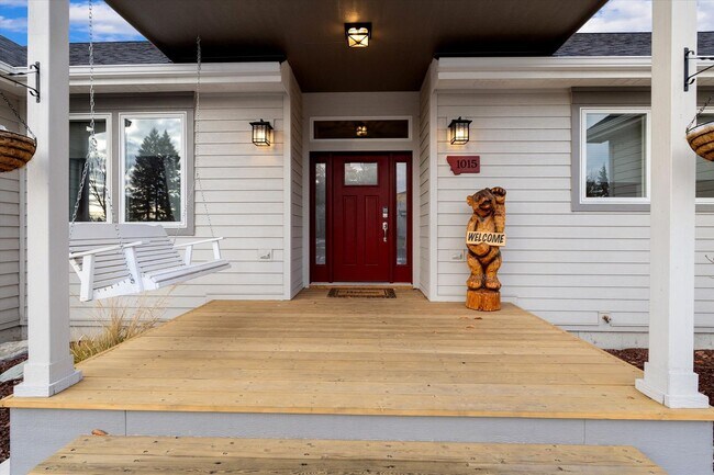 1015 Riparian Dr