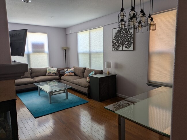 Living/dining room - 1727 N Pearl St Unit 104