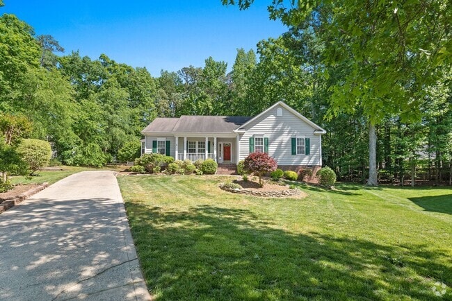 Building Photo - 3 Bedroom w/ 2 car Garage (Landscaping is ... Rental