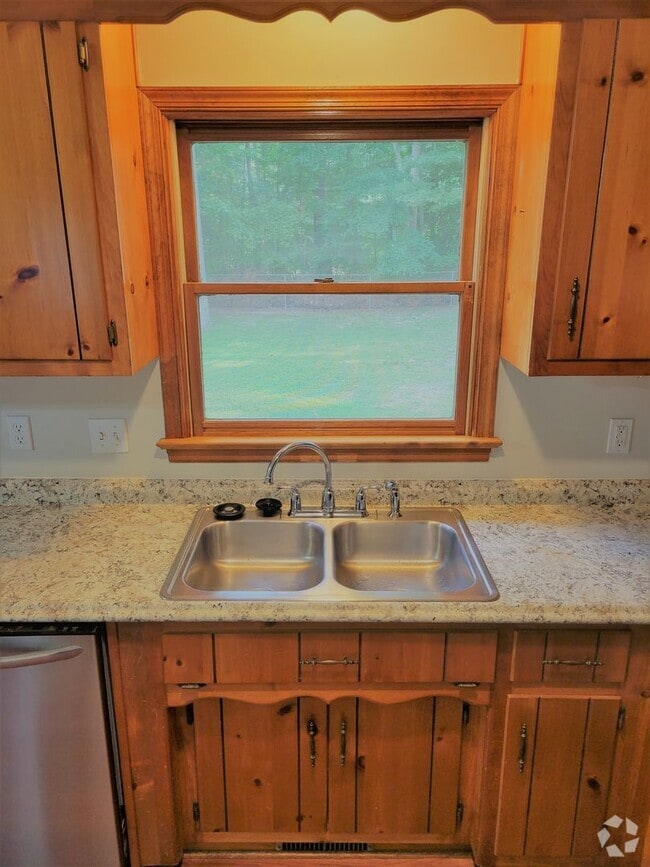 Building Photo - Spacious 3 bedroom 2 bath rancher availabl... Rental