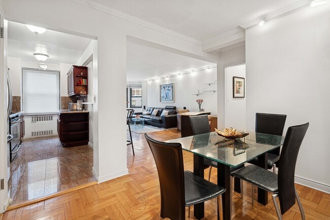 Photo - 135 E 54th St