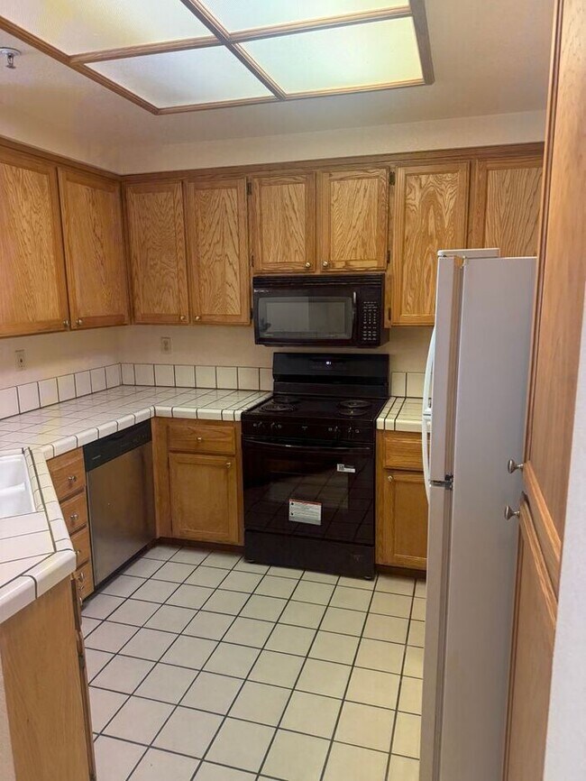 Wonderful 2 Bedroom, 2.5 Bath Condo!