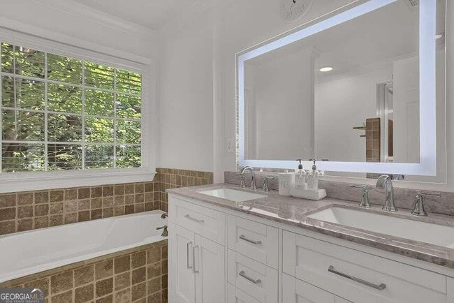 Photo - 133 Hilltop Dr SW