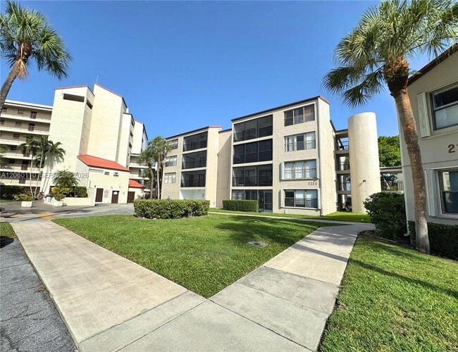 Building Photo - 2324 S Cypress Bend Dr Unit 415