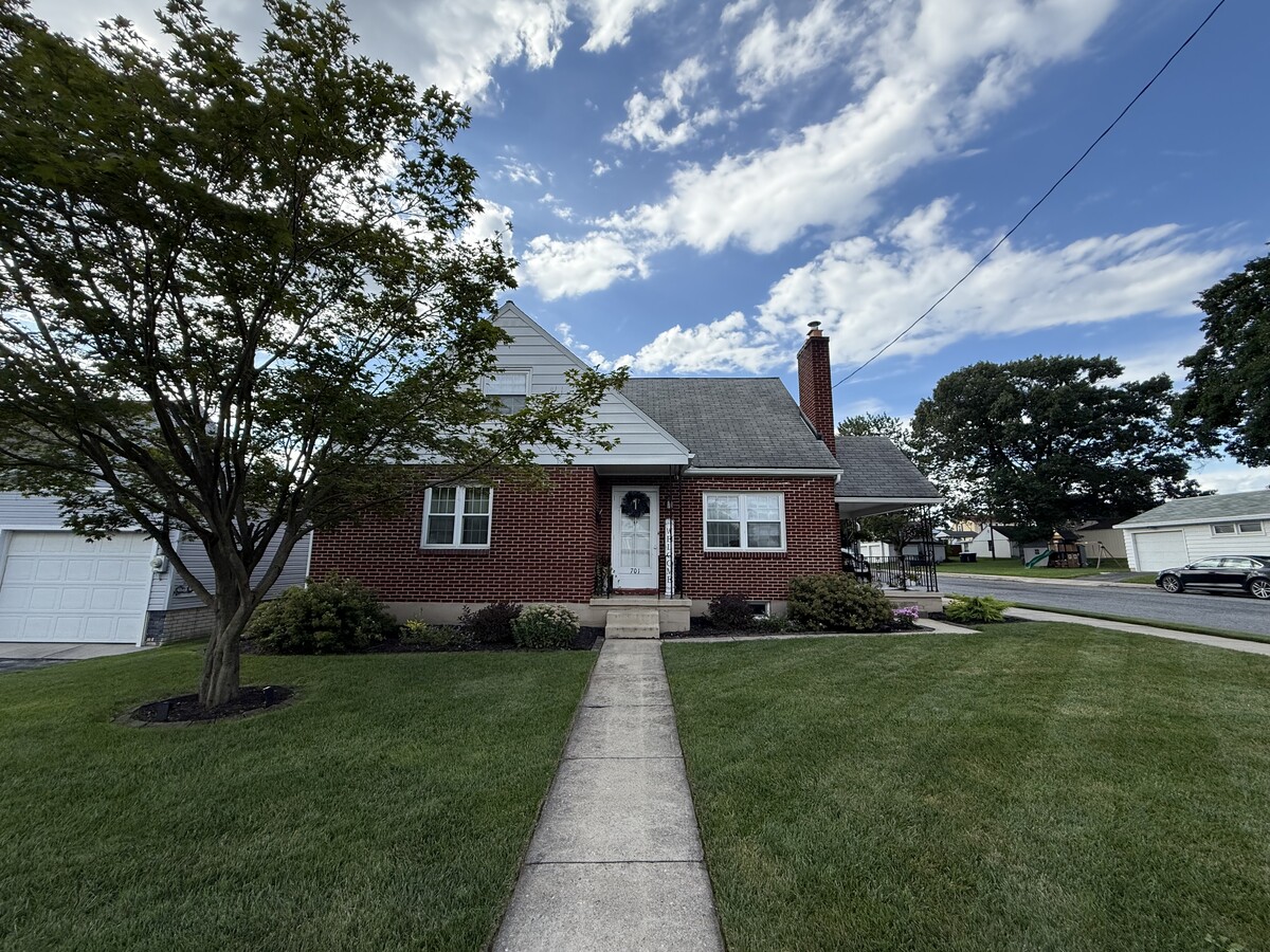 Photo - 701 W Oak St