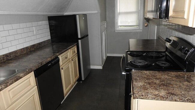 Building Photo - 425 N Morse Ave Rental