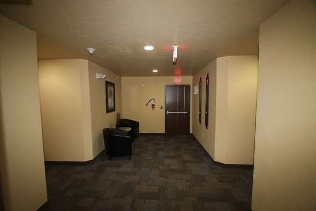 Building Photo - 2 Bedroom Condo close to Downtown and Shop... Unit 202