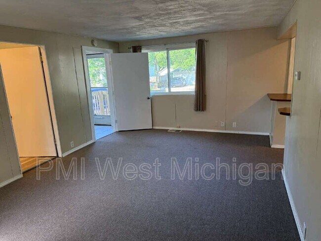 Photo - 538 Spencer St NE Unit 1