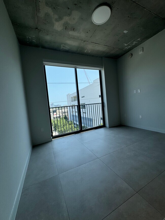 Photo - 81 NW 30th St Unidad A3