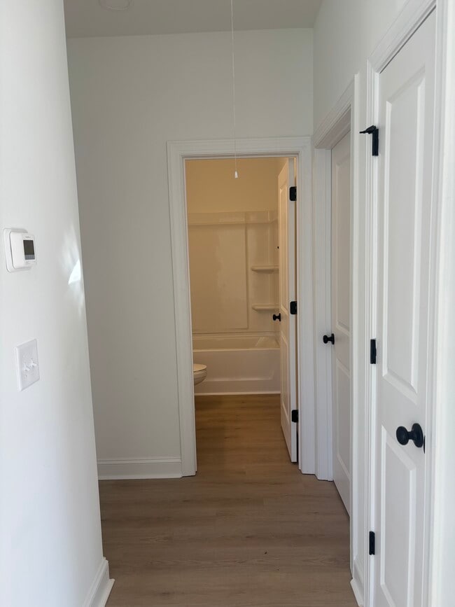 Photo - 1077 Gibson St