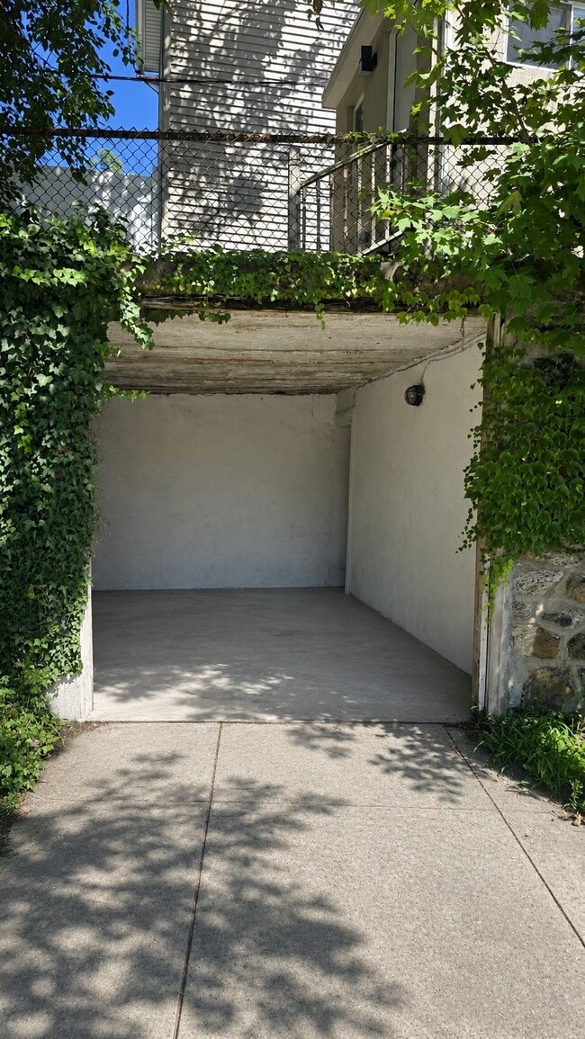 484 Shurs Ln