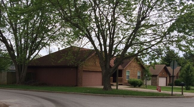 Building Photo - Executive Rental Nestled in Hickory Ridge ...