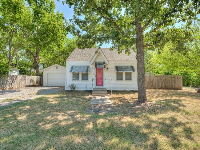 Building Photo - Charming 2 Bed / 1 Bath Home with Detached Garage and Huge Yard