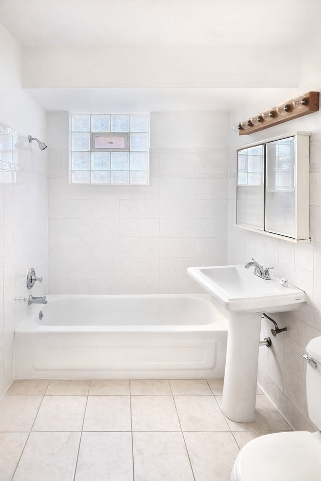 Photo - 1539 W 71st St Unidad 2