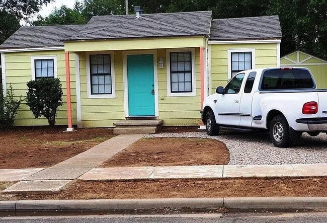 Building Photo - Cute 2/1.5 with All Appliances!