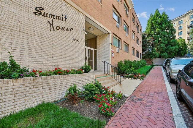 Building Photo - 1714 Summit Pl NW Unit 1714 Summit Place NW 302