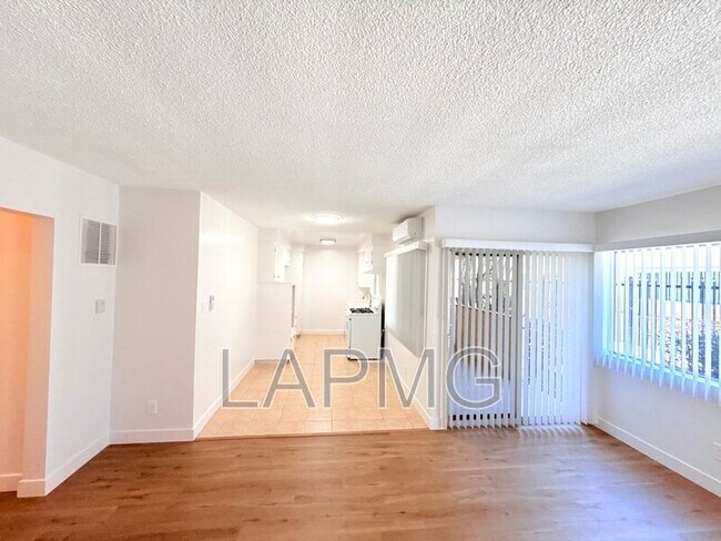 853 W Beach Ave
