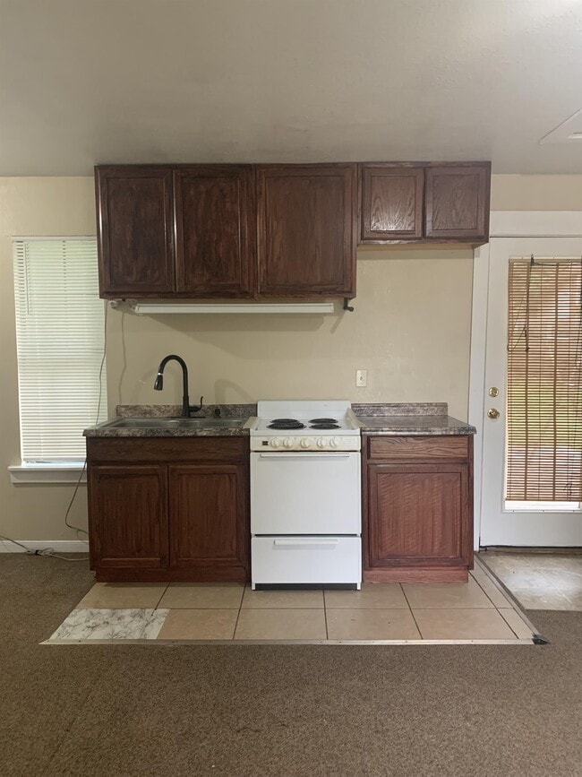 Photo - 302 N Burleson St
