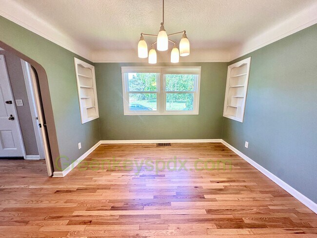 Photo - Huge 4 Bedroom 2 Bath House across from Rose City Golf Course