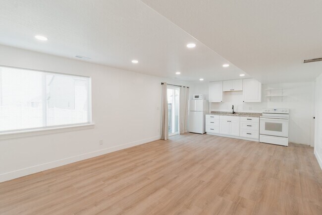 Photo - 996 N Freeman Dr