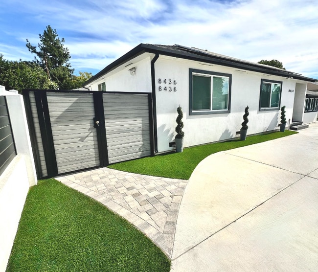 Building Photo - 8436 Oakdale Ave