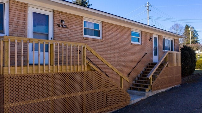 Building Photo - HALF DUPLEX W/ GARAGE MADISON SCHOOLS!