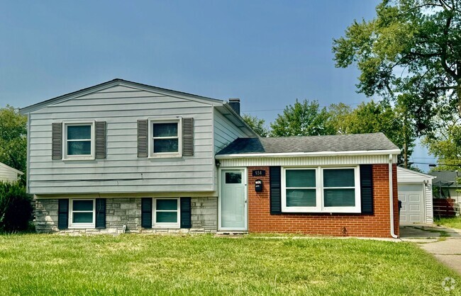 Building Photo - Lovely 3 Bedroom Tri-Level Home with Garage!