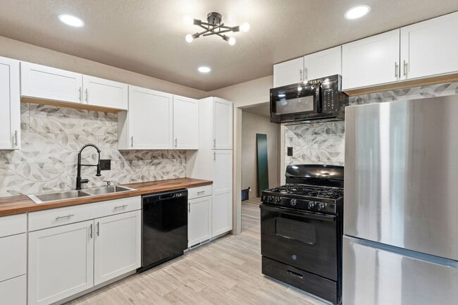 Photo - 405 Wilhelmia Ave