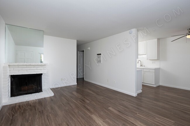 Building Photo - *OPEN HOUSE: 12/13 2:30-3:30PM* 2BR in Pacific Beach w/ a Fireplace and 2 Parking Spaces!