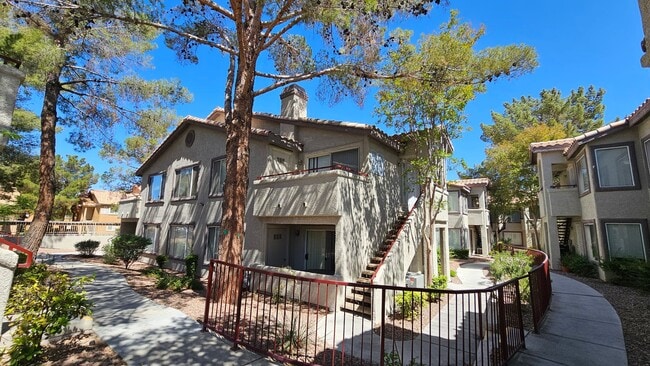 Building Photo - Cute Condo close to the Strip!!! Unit 221