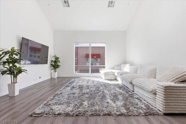 Photo - 250 Tower St