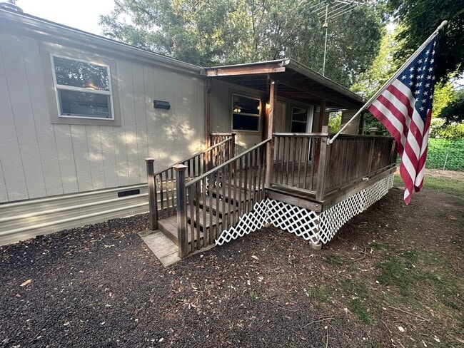 Building Photo - Country Living