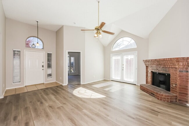 Photo - 913 Mossberg Ln