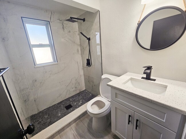 Baño - 1105 E South St