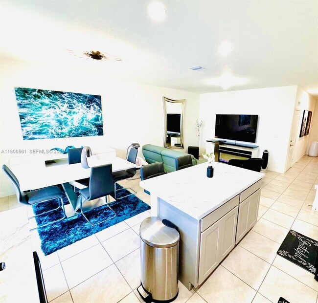 Photo - 761 SW 11th St