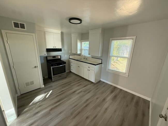 Photo - 1812 Clayton Ave Unit 8