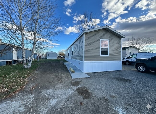 Building Photo - 19 Cavalier St N