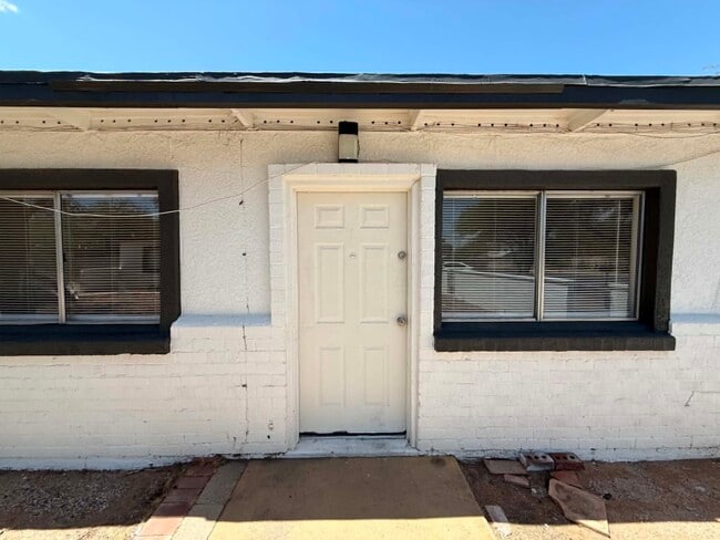 Building Photo - 460 E Delano St Unit 1