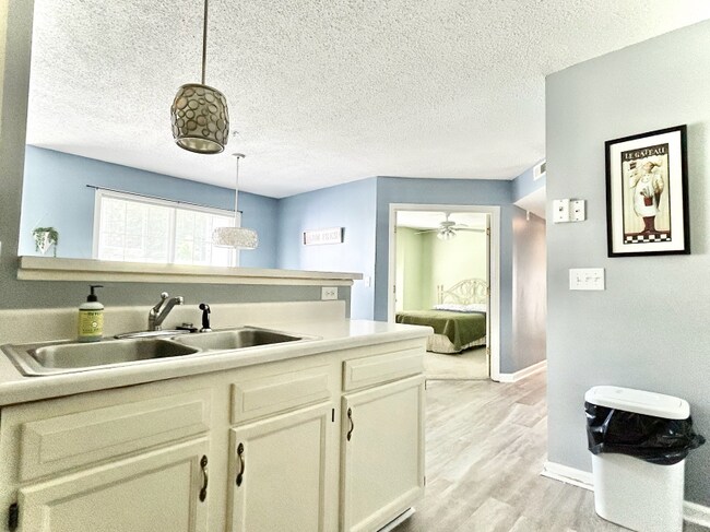 Photo - 412 Rivertree Ln