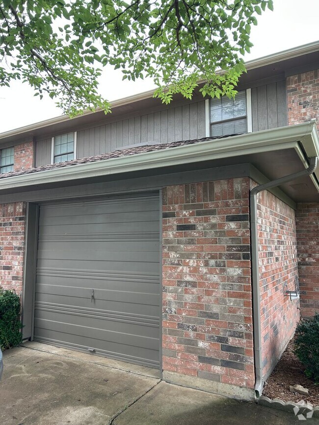 Building Photo - Beautiful 3 Bedroom, 2.5 Bathroom Townhome...