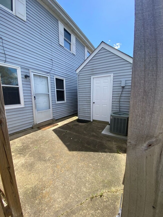 Building Photo - Spacious Townhouse with Fenced Backyard