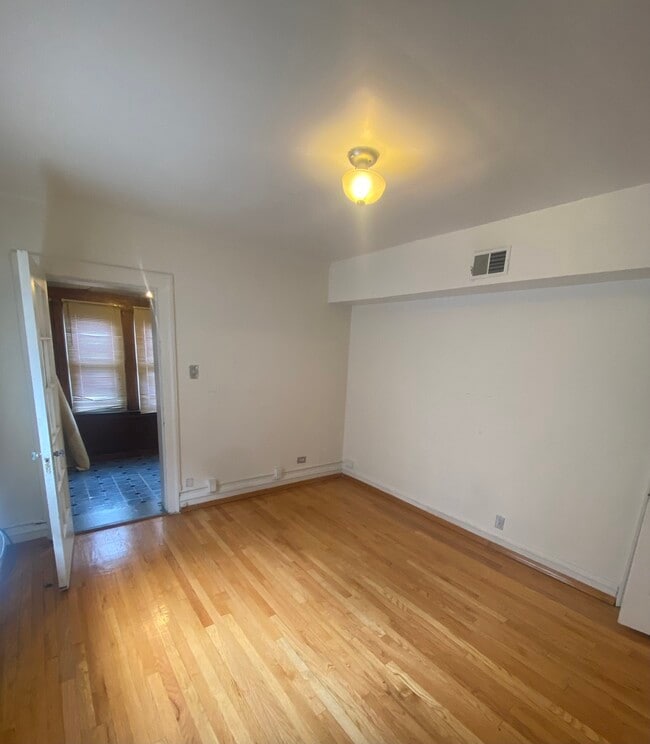 Photo - 8352 S Maryland Ave Unidad 1s