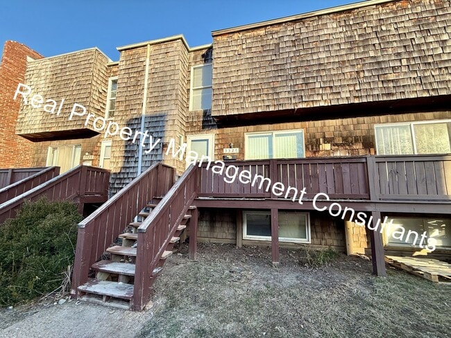 Building Photo - Updated 3-Bedroom Townhome Live Deposit Free with Obligo