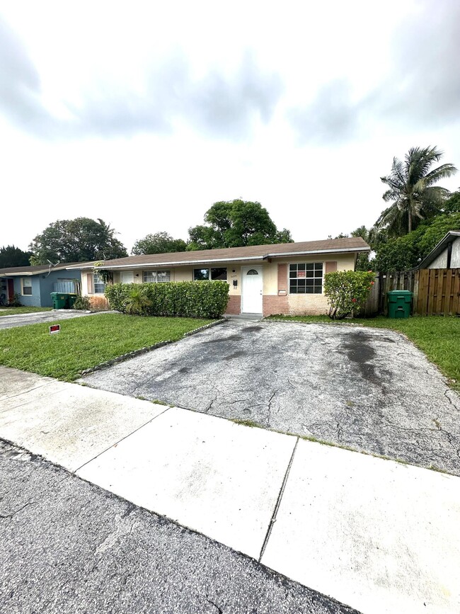 Building Photo - 5644 NW 14th Ct