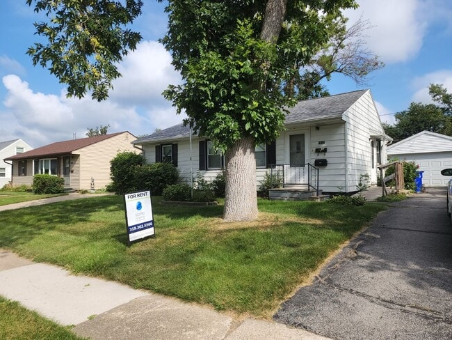 Building Photo - Great NE 3 bedroom 1.5 bath Near Center Po... Rental