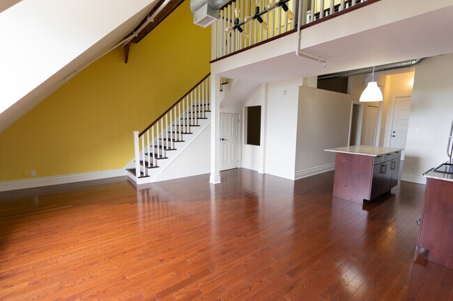 Photo - 200-P200 Stinson St